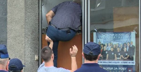 Policija i Dušanić provalili u zgradu Metala