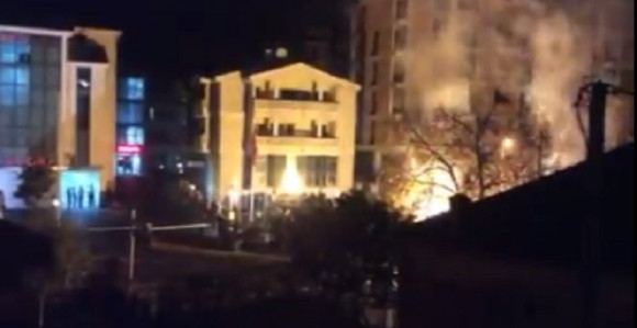 Video: Protest navijača u Podgorici ispred turske Ambasade!