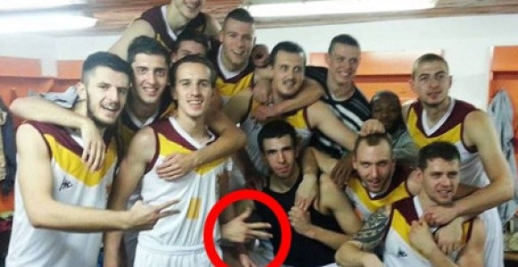 Strašno u BiH: Slavio pobjedu s tri prsta, pa dobio otkaz!