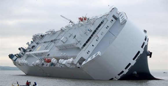 Prevrnuo se brod kod Škotske