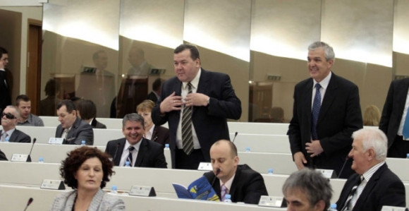 Parlamentarci ne propuštaju ni marku iz budžeta