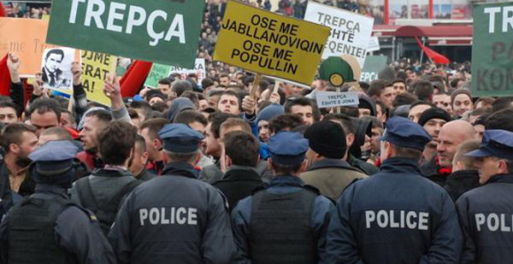 Priština: Neredi i napadi Albanaca na srpske novinare