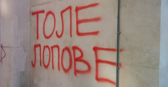 Tole: Obrišite grafite ili tužim Beograd!