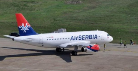 Avionu "Er Srbije" otpao točak pri polijetanju