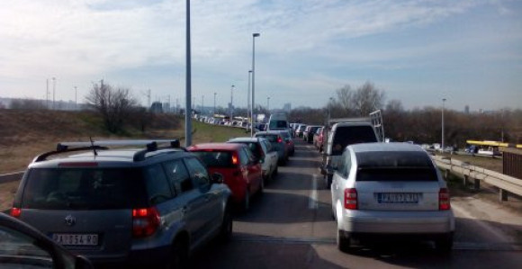 Dvoje povrijeđeno u lančanom sudaru