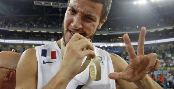 Lovernj: ''Trojkom'' pozdravljam Srbiju i Grobare!