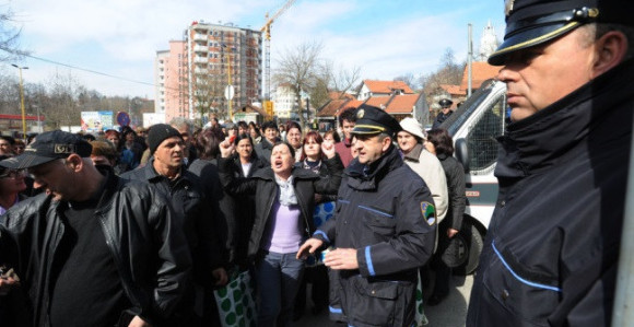 Jake policijske snage dočekale radnike Aide ispred Vlade TK