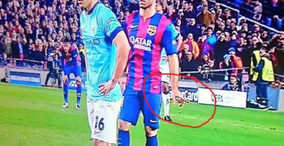 Video: Maskerano pomogao kod odbrane penala?!