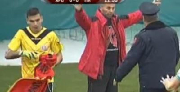 Видео: Српски голман отео ''навијачу'' заставу Велике Албаније!