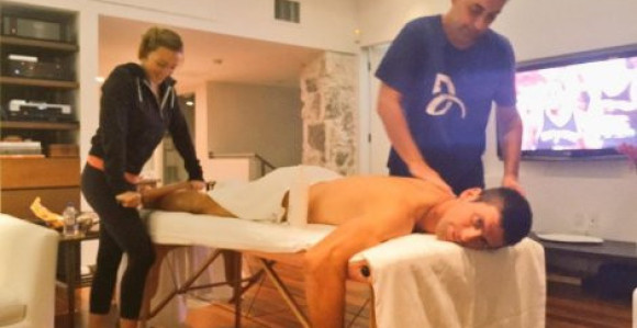 Nakon meča, supruga Jelena OKLAGIJOM po Novaku!!!