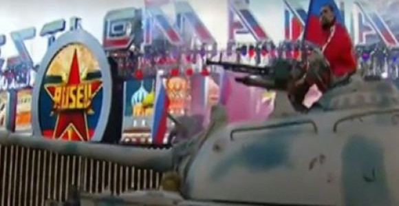 Video: Kakav car! Na tenku došao na meč!
