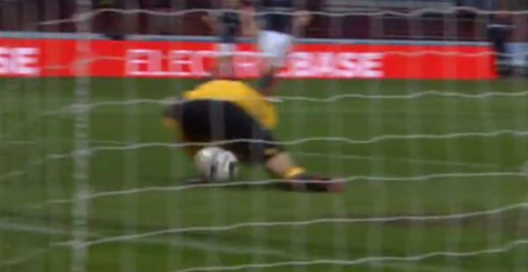 Видео: Голмане, одсад брани са сукњицом!