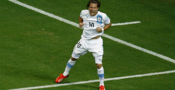 Видео: Дијего Форлан - и даље је гол-машина!