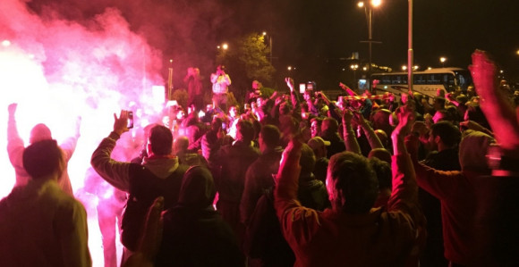 Video: Ovako su navijači Zvezde dočekali svoje heroje jutros!