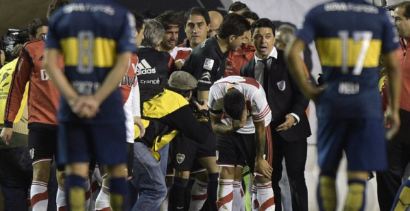 Video: Superklasiko prekinut zbog suzavca!!!