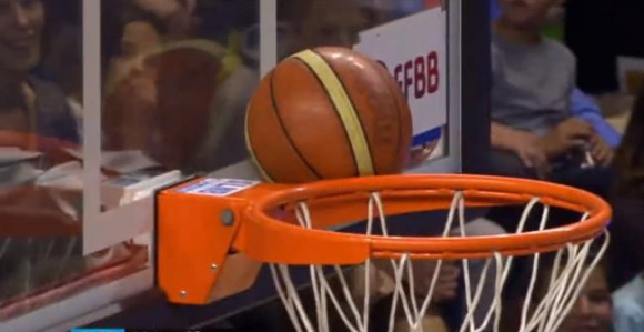 Video: Ono kad Srpkinja skida loptu s koša NOGOM!