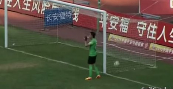 Video: Klub kaznio golmana jer je primio gol dok je pio vodu!