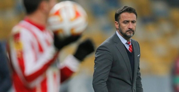 On njima duplu krunu, oni njemu... nogu!