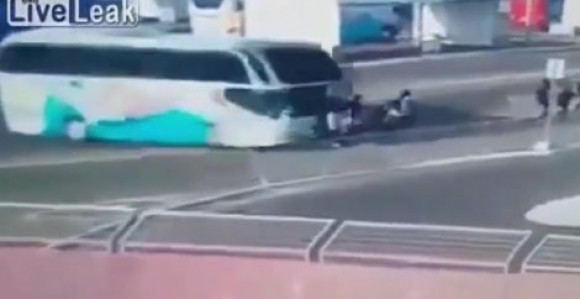 Video: Užas! Sumanuti vozač autobusa pregazio tri plivačice u Bakuu!