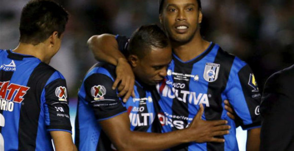 Роналдињо напустио Мексико и многима запалио машту!