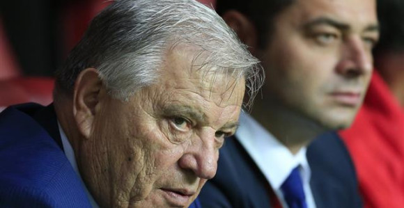 Толе упро прстом у “инспиратора хулиганских група“ - Горана Весића!