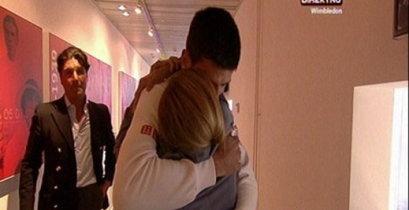 Video: Najslađa čestitka - Novak u Jeleninom zagrljaju!