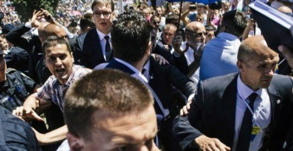 Britanska tajna služba organizovala napad na Vučića u Srebrenici