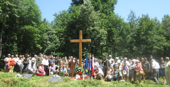 Komarica osveštao krst u Novom Martincu