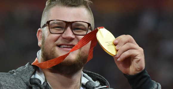 SP: Mrtav pijan! Platio taksi zlatnom medaljom?!