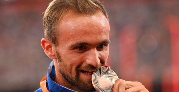 Ispisana istorija, Tuki uručena medalja!