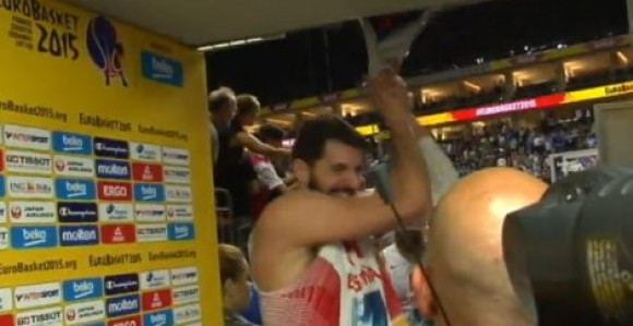 Mirotića zbog cepanja srpske zastave FIBA suspenduje sa EP-a?!