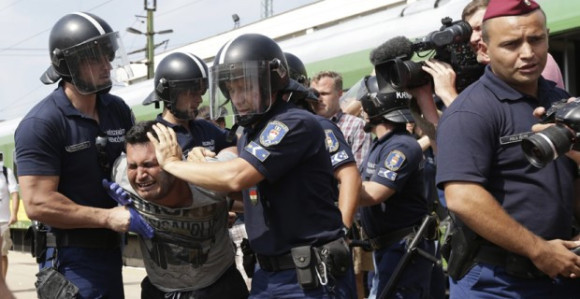 Mađarski vojnici vraćaju migrante!