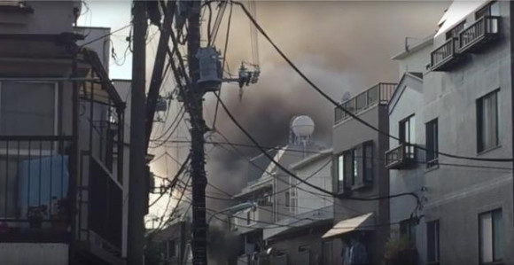 U prenosu uživo spalio kuću