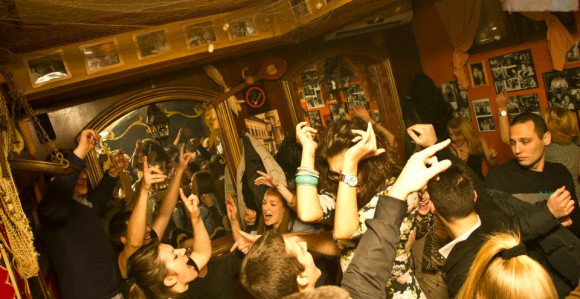 Kafana časti: Srbijo, pobedi!