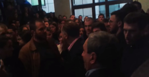 Studenti razvalili vrata i napali dekana