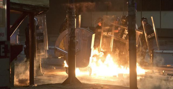 Priština: Suzavac, požari, razbijeni izlozi 