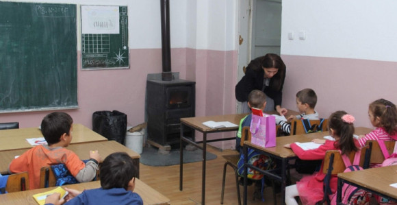 Slušaju nastavu uz pucketanje vatre