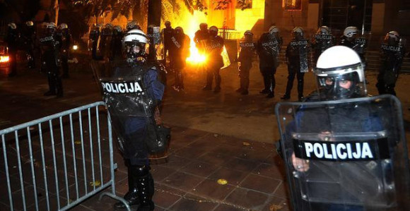 DF: Oslobodite poslanike do 19h