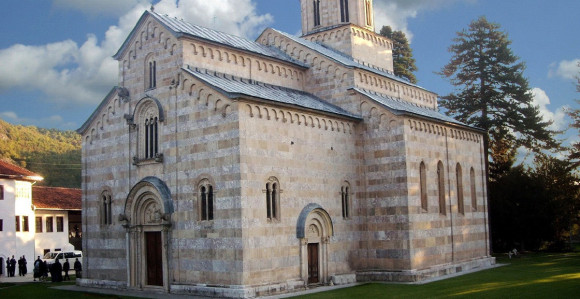 Autobus s vjernicima kamenovan u Peći