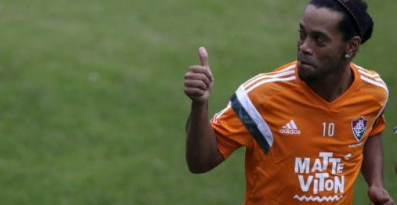 Видео: Он би могао да игра и везаних очију!