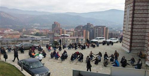 Тijelima ispisali "Ne Kosovo u Unesku"