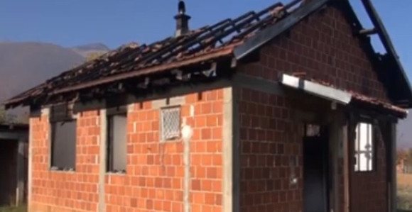Zapaljena kuća Srbina povratnika u Metohiji
