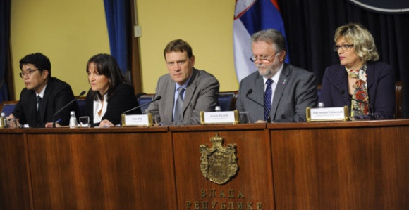 MMF Srbiji odobrio veće plate i penzije