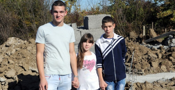 Surčin: Bez majke i oca, ali se ne predaju