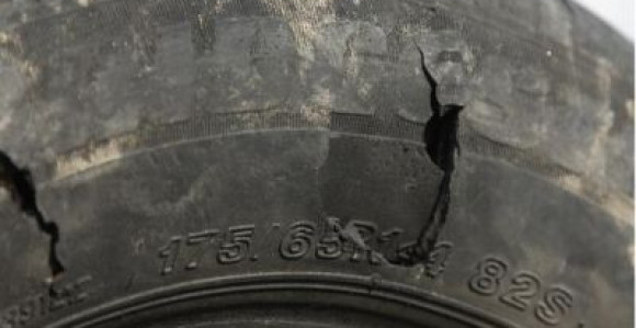Bušio gume na nepropisno parkiranim vozilima