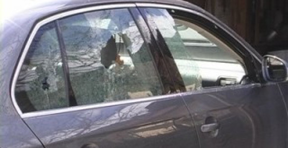 Identifikovan muškarac koji je polomio stakla na 17 automobila
