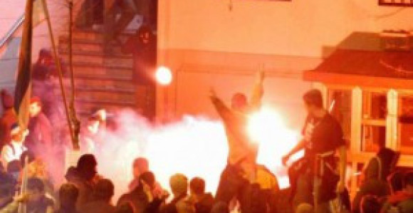  Осумњиченима за паљење амбасада одредјен притвор