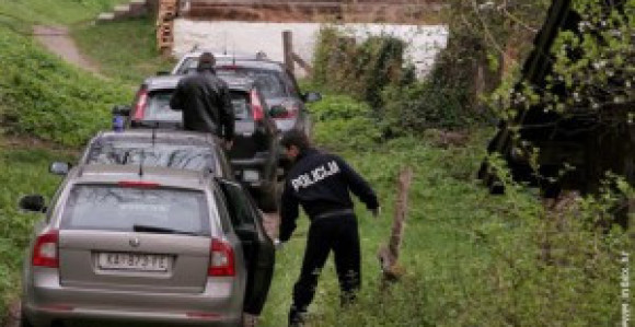 Starac vezan za ogradu i posut starim dinarima