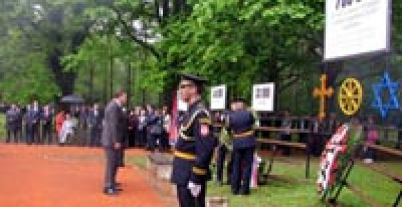 Položeni vijenci na grobno polje "Topole"