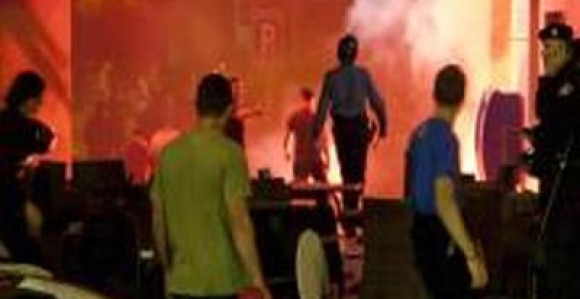 Povrijeđeno više policajaca tokom divljanja huligana